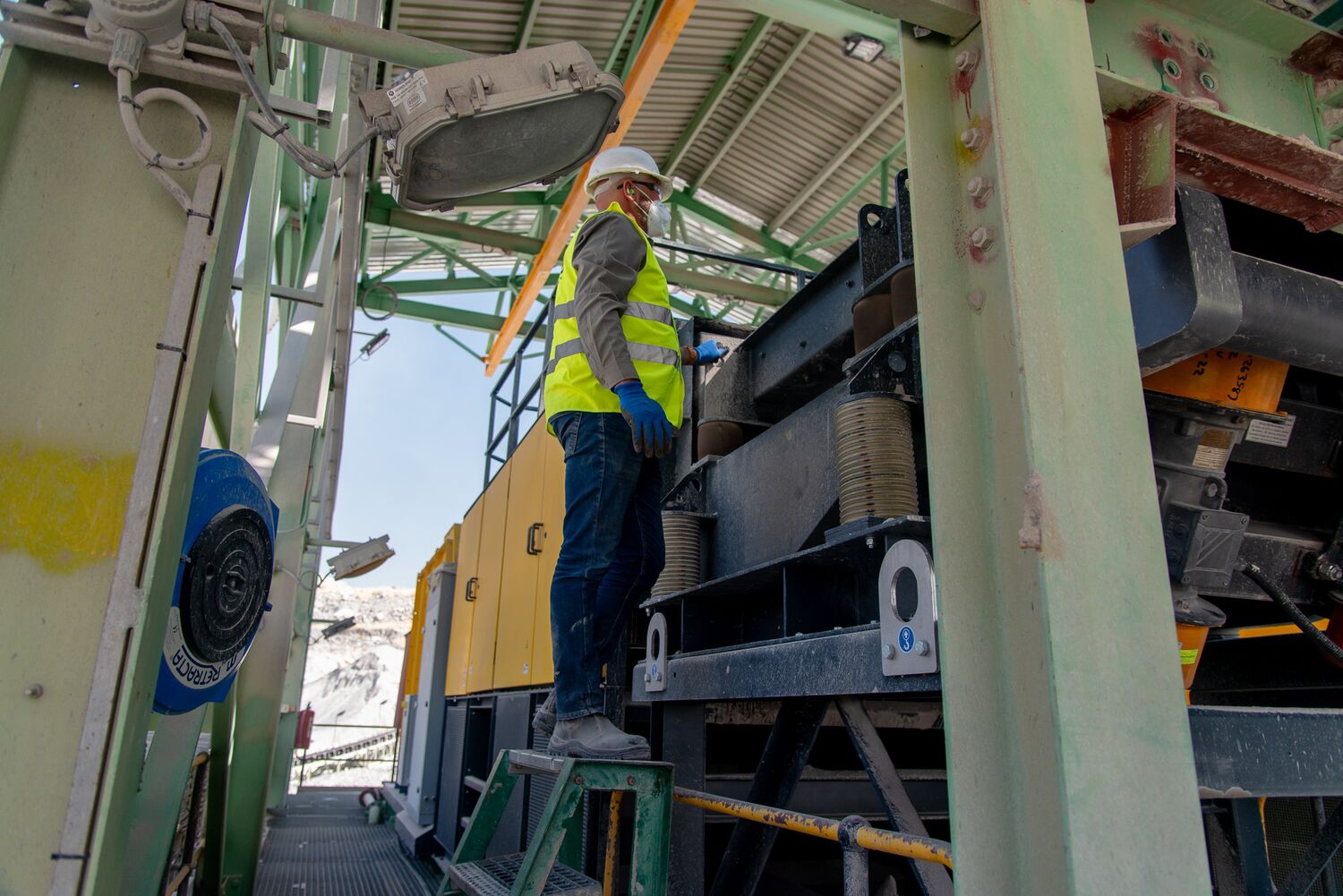 Maintenance access on the sorting plant