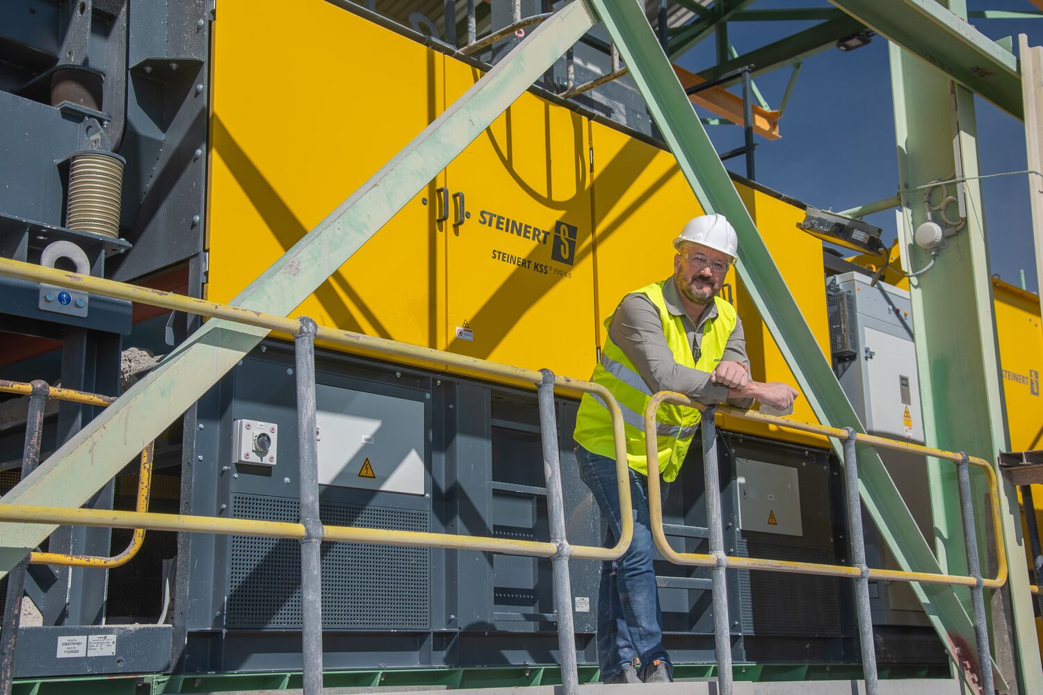 An operator at the STEINERT sorting plant