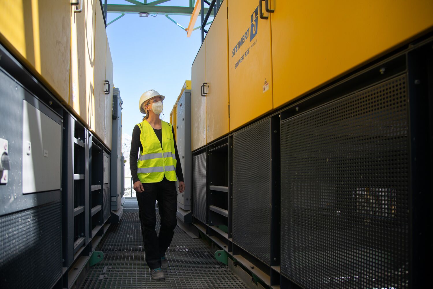 Walking beside the STEINERT KSS EVO 6.0 unit